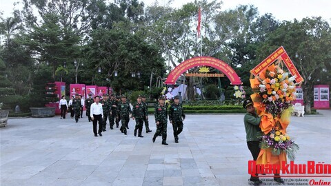 Đoàn công tác Quân ủy Trung ương, Bộ Quốc phòng dâng hương, dâng hoa tưởng niệm Chủ tịch Hồ Chí Minh