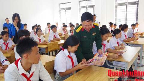 Đoàn Kinh tế - Quốc phòng 4 (Quân khu 4) tuyên truyền, phổ biến Luật Hôn nhân và gia đình