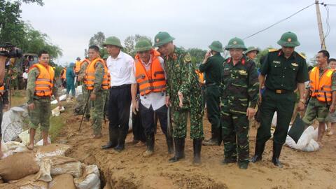Gần 10.000 cán bộ, chiến sĩ tham gia giúp nhân dân tỉnh Thanh Hóa  khắc phục hậu quả lũ lụt