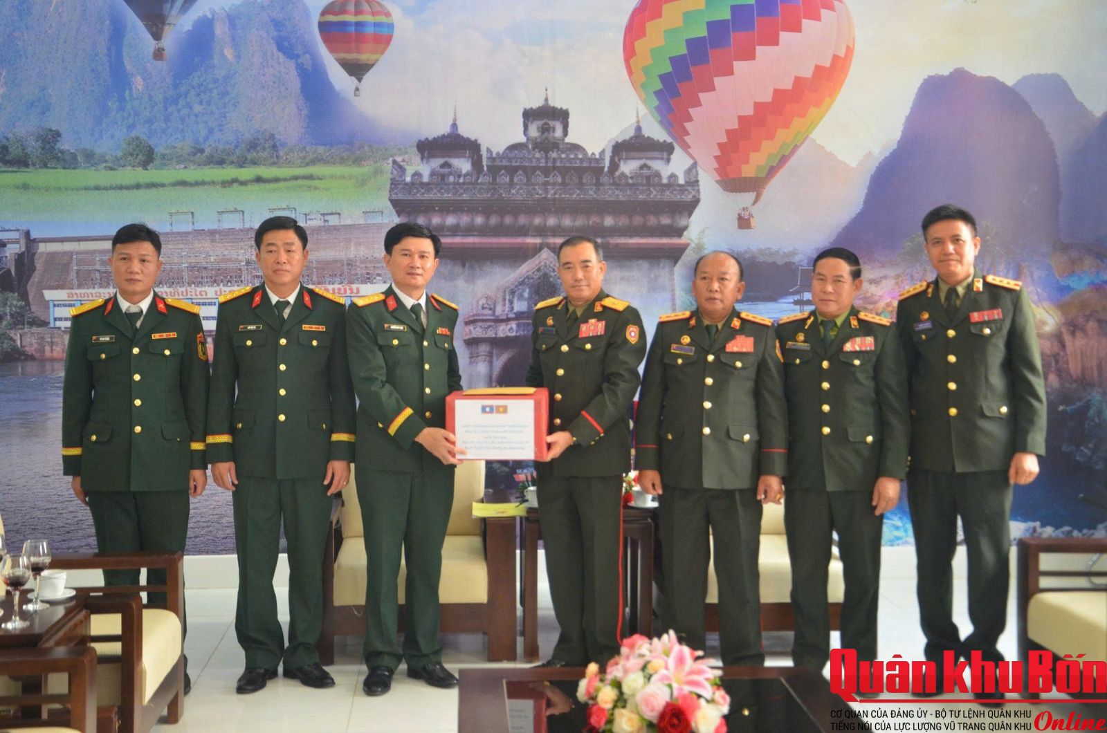 Sư đoàn 324 (Quân khu 4) chúc Tết Bunpimay Sư đoàn 1, Quân đội nhân dân Lào