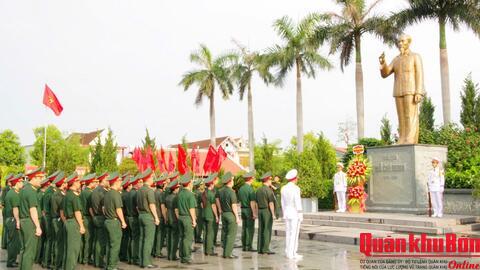 Lực lượng vũ trang tỉnh Hà Tĩnh dâng hương, báo công nhân kỷ niệm 51 năm Ngày giải phóng miền Nam, thống nhất đất nước