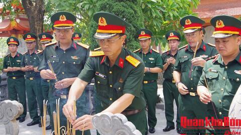 Bộ Chỉ huy Quân sự tỉnh Hà Tĩnh dâng hoa, dâng hương tại các “địa chỉ đỏ” ở Quảng Trị
