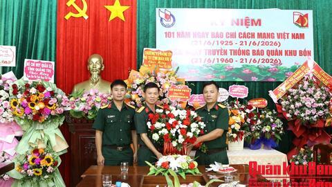 Các cơ quan, đơn vị chúc mừng Báo Quân khu 4 nhân kỷ niệm 101 năm Ngày Báo chí cách mạng Việt Nam