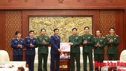 Bộ Tư lệnh Cảnh sát biển Vùng 1 chúc mừng năm mới Bộ Tư lệnh Quân khu 4