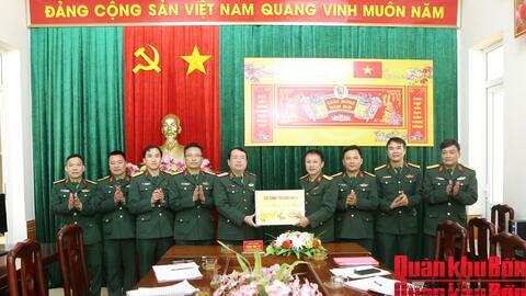 Thiếu tướng Phan Văn Sỹ kiểm tra sẵn sàng chiến đấu và chúc Tết các đơn vị