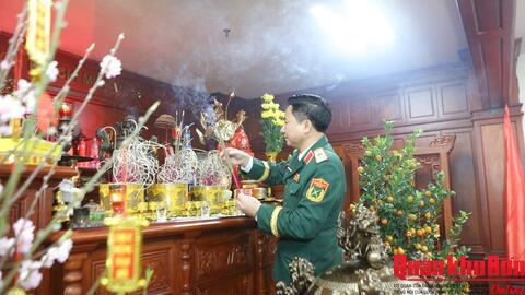Quân khu 4: Dâng hương tưởng niệm Chủ tịch Hồ Chí Minh và chào cờ đầu Xuân