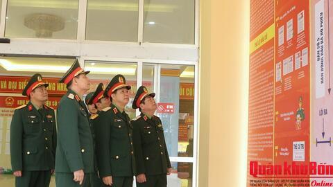 Thiếu tướng Lê Văn Trung kiểm tra công tác chuẩn bị bầu cử tại Khu vực bỏ phiếu số 10 - phường Trường Vinh, tỉnh Nghệ An