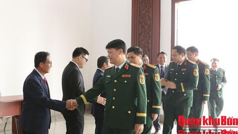 Quân khu 4 tăng cường quan hệ hữu nghị với tỉnh Viêng Chăn (Lào)