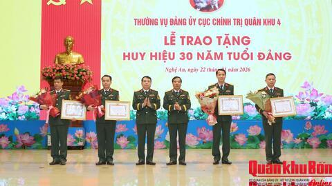 Thường vụ Đảng ủy Cục Chính trị Quân khu 4: Trao Huy hiệu 30 năm tuổi Đảng