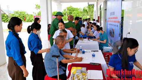 Khám bệnh, tư vấn sức khỏe, cấp thuốc miễn phí cho hơn 200 thương binh, bệnh binh, người có công với cách mạng