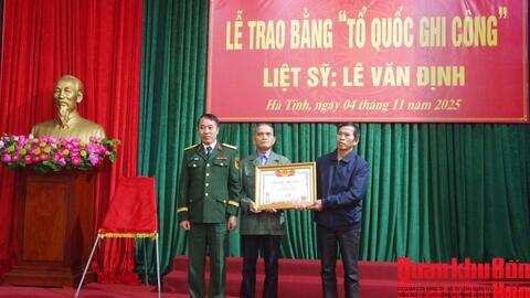 Trao Bằng “Tổ quốc ghi công” cho thân nhân liệt sĩ Lê Văn Định