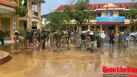 Hơn 200 cán bộ, chiến sĩ lực lượng vũ trang Quảng Trị giúp xã Lệ Thủy khắc phục hậu quả mưa lũ