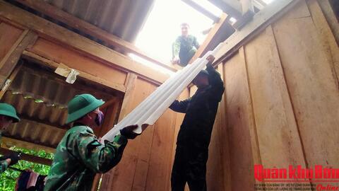 Bộ đội Biên phòng Nghệ An khẩn trương giúp dân khắc phục hậu quả lốc xoáy