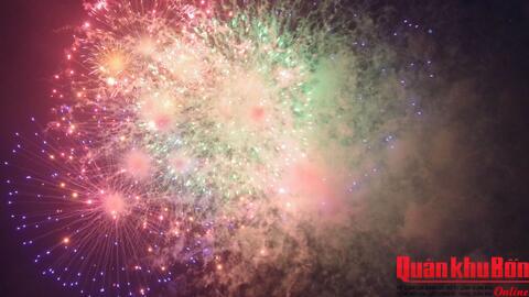 Mãn nhãn màn pháo hoa trong thời khắc giao thừa tại thành phố Huế