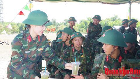 Hội Phụ nữ cơ quan Bộ Chỉ huy Quân sự thành phố Huế tiếp sức chiến sĩ mới