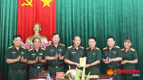 Trung tướng Trần Võ Dũng biểu dương, khen thưởng Báo Quân khu 4