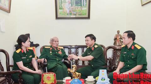 Thiếu tướng Đoàn Xuân Bường thăm, tặng quà Trung tướng, Anh hùng Lực lượng vũ trang nhân dân Nguyễn Quốc Thước