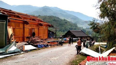 Bộ đội Biên phòng Nghệ An hỗ trợ địa phương khắc phục hậu quả giông lốc