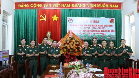 Thường vụ Đảng ủy, Bộ Tư lệnh Quân khu 4 chúc mừng Báo Quân khu 4 nhân Ngày Báo chí cách mạng Việt Nam
