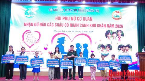 Hội Phụ nữ cơ quan Bộ Chỉ huy Quân sự tỉnh Quảng Trị nhận đỡ đầu 10 trẻ em có hoàn cảnh khó khăn