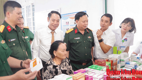 Sư đoàn 968 khám bệnh, cấp phát thuốc miễn phí cho Nhân dân xã Cửa Việt
