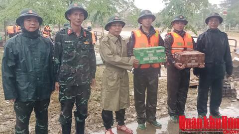 Chính uỷ Bộ Chỉ huy Quân sự thành phố Huế thăm tặng quà động viên cán bộ, chiến sĩ thực hiện nhiệm vụ