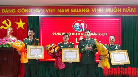 Đảng ủy Bộ Tham mưu và Đảng ủy Cục Hậu cần – Kỹ thuật Quân khu 4 trao tặng Huy hiệu Đảng