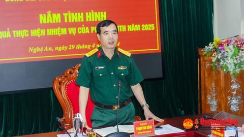 Đại tá Phạm Văn Đông, Chủ nhiệm Chính trị Quân khu 4 nắm tình hình kết quả thực hiện nhiệm vụ của Phòng Kế hoạch Tổng hợp