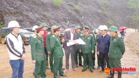 Đoàn công tác Bộ Quốc phòng kiểm tra tiến độ thi công đường 74