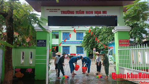 Thành phố Huế: Bộ đội chung sức giúp các trường học sớm trở lại sau lũ