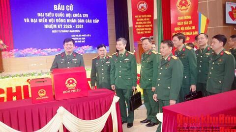 Đại tá Thái Đức Hạnh, Phó Chủ nhiệm Chính trị Quân khu 4 kiểm tra công tác chuẩn bị bầu cử tại Bộ Chỉ huy Quân sự thành phố Huế