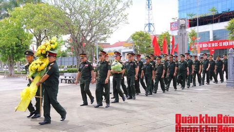 Đoàn đại biểu Bộ Chỉ huy Quân sự tỉnh Xiêng Khoảng dâng hương tưởng niệm các liệt sĩ Xô viết Nghệ Tĩnh
