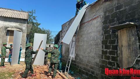 Bộ Chỉ huy Quân sự thành phố Huế hỗ trợ người dân khắc phục hậu quả bão số 13