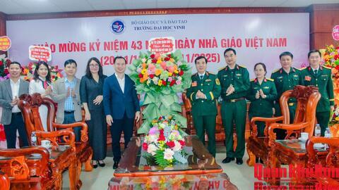 Quân khu 4 chúc mừng Trường Đại học Vinh nhân dịp kỷ niệm 43 năm ngày nhà giáo Việt Nam