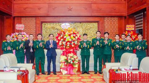 Trường Đại học Vinh chúc mừng Quân khu 4