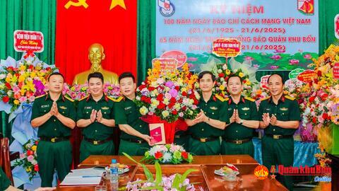 Các đơn vị chúc mừng Báo Quân khu 4