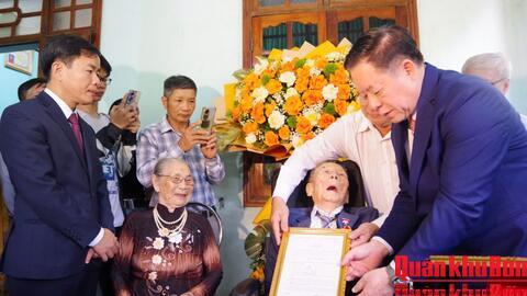 Đại tướng Nguyễn Trọng Nghĩa trao Huy hiệu 80 năm tuổi Đảng tặng các đảng viên tại Quảng Trị