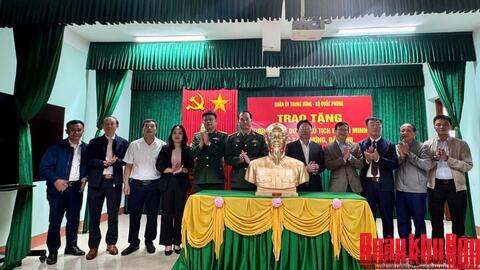 Trao tặng tượng chân dung Chủ tịch Hồ Chí Minh cho 78 xã, phường, đặc khu trên địa bàn tỉnh Quảng Trị
