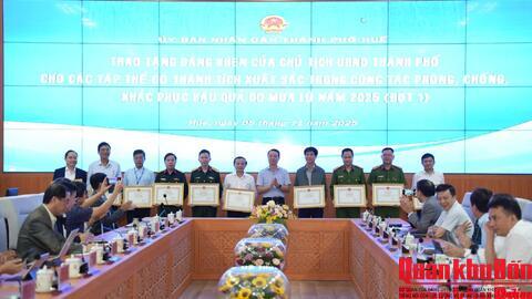 Thành phố Huế khen thưởng 12 tập thể xuất sắc trong phòng chống mưa lũ