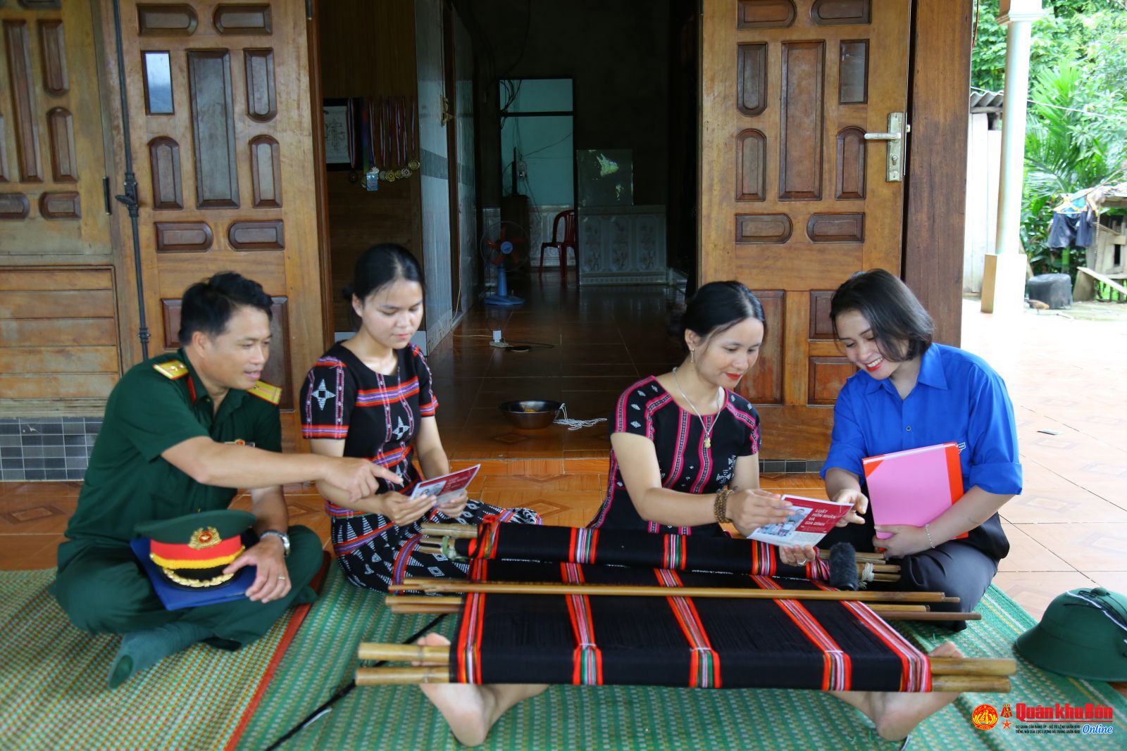 Cô gái Pa Cô xung kích tuyên truyền pháp luật nơi biên giới