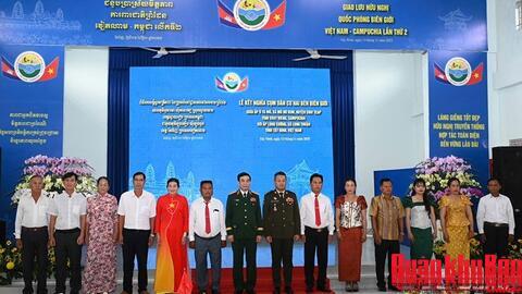 Kết nghĩa cụm dân cư hai bên biên giới Việt Nam - Campuchia