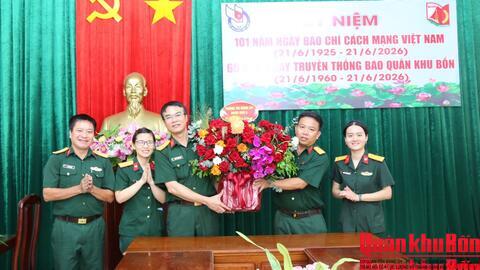 Các cơ quan, đơn vị chúc mừng Báo Quân khu 4