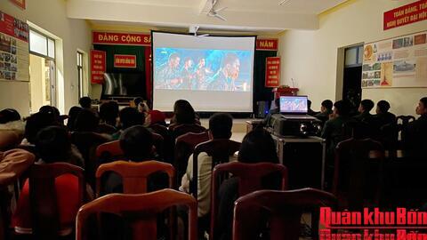 Chiếu phim Mưa đỏ phục vụ bà con Nhân dân và cán bộ, chiến sĩ tuyến biên giới