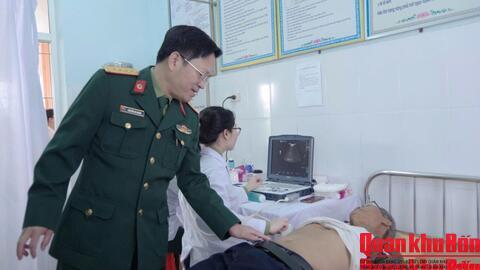 Bệnh viện Quân y 4 khám, tư vấn sức khỏe, cấp thuốc và tặng quà cho các gia đình khó khăn tại xã Minh Châu, Nghệ An