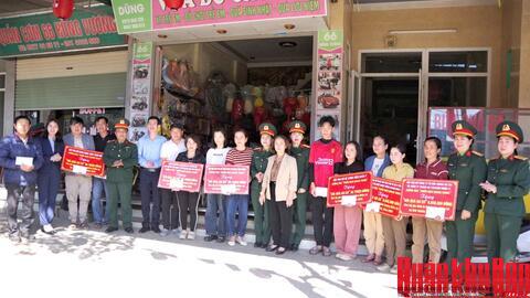 Bộ CHQS tỉnh Quảng Trị thăm, tặng quà các hộ dân bị ảnh hưởng sạt lở tại xã Khe Sanh