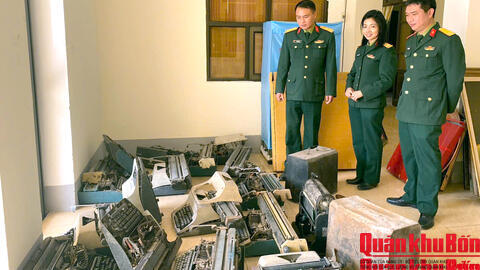 Bảo tàng Quân khu 4 tiếp nhận 28 hiện vật quý