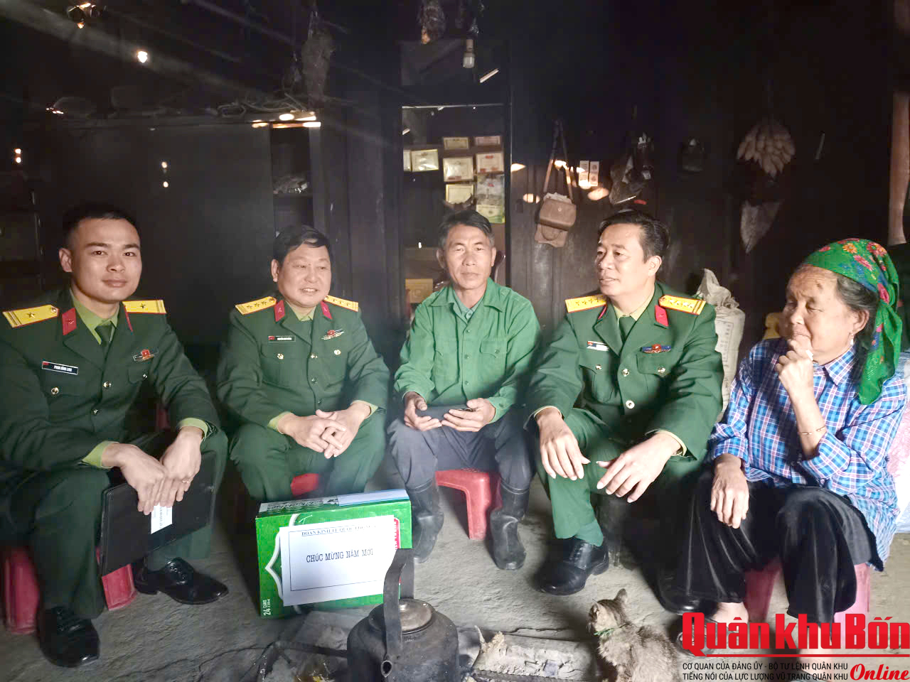 Đoàn Kinh tế - Quốc phòng 4 thăm, tặng quà các bản biên giới