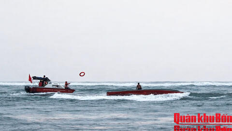 Đồn Biên phòng Nhật Lệ (Quảng Trị) cứu nạn thành công tàu cá bị lật