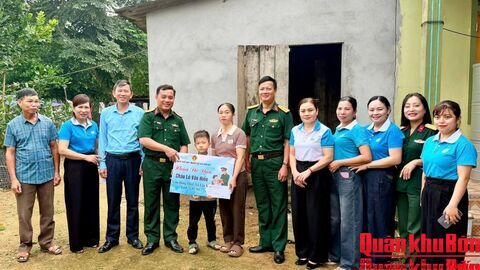 Ban CHQS xã Tân Kỳ (Nghệ An) nhận đỡ đầu trẻ em có hoàn cảnh khó khăn
