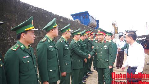 Đoàn công tác tỉnh Quảng Trị thăm, chúc Tết đặc khu Cồn Cỏ